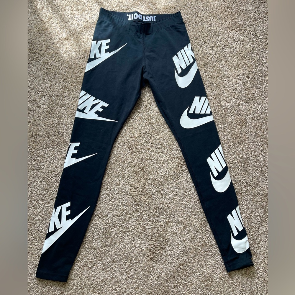 LIKE NEW NIKE LEGGINGS